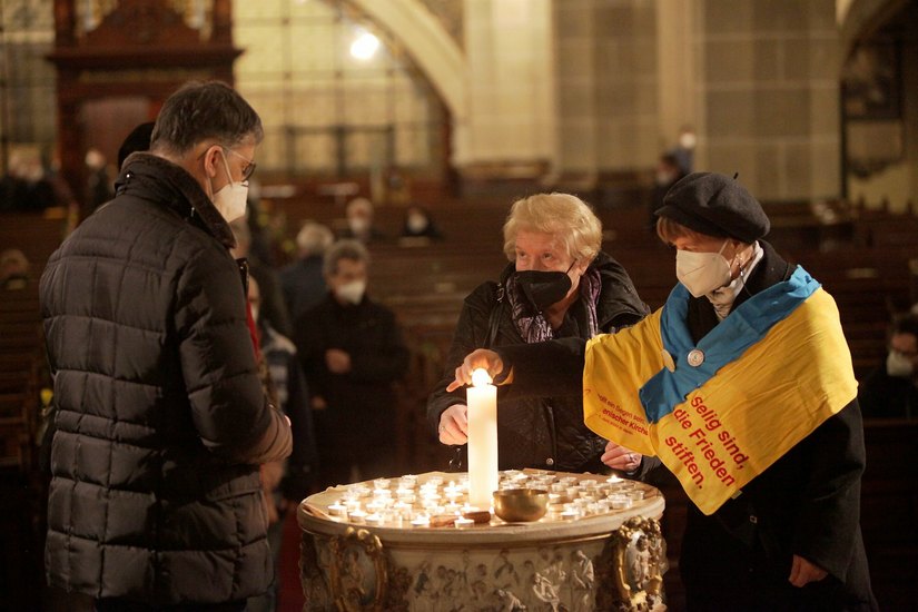Zahlreiche Menschen entzündeten Teelichter und schickten Friedenswünsche in die Ukraine.