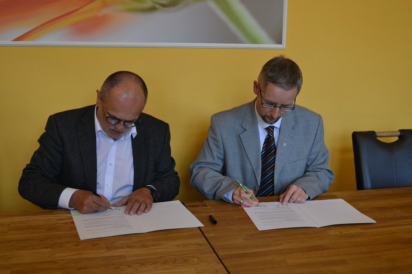Der Kamenzer Bürgermeister Roland Dantz (l.) und der Lautaer Bürgermeister Frank Lehmann unterzeichnen Lautas Beitritt zur Wachstumsregion.