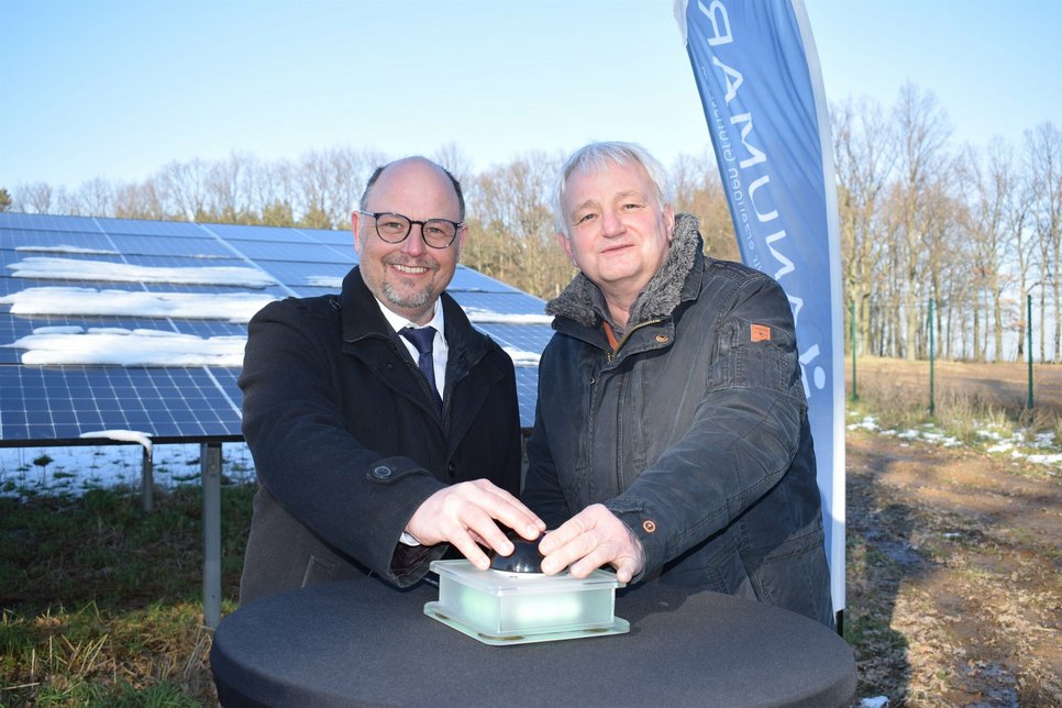 Bürgermeister Alexander Fischer aus Doberschau-Gaußig (links) und Bürgermeister Gerald Meyer aus Göda haben den Solarpark feierlich in Betrieb genommen.