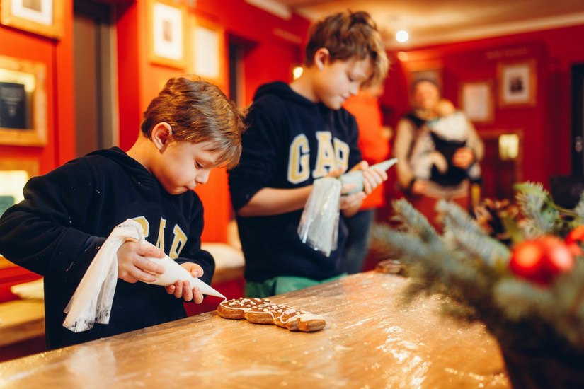 Kinder sind im Advent zur Weihnachtsbastelei im SteinReich eingeladen.