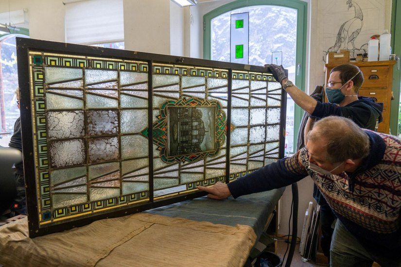 Kunstglaser-Meister Thomas Körner & Mitarbeiter Lars Janse erläutern die Maßnahmen der Restaurierung.