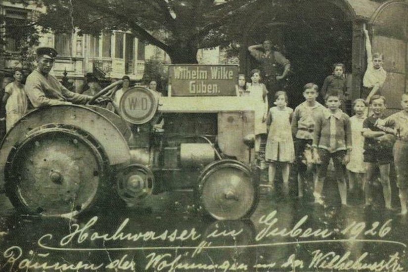 Foto aus dem Firmenarchiv der Firma Wilke. Im Jahre 1926 war man behilflich, die Folgen des Neißehochwassers zu beseitigen. Foto: Firmenarchiv