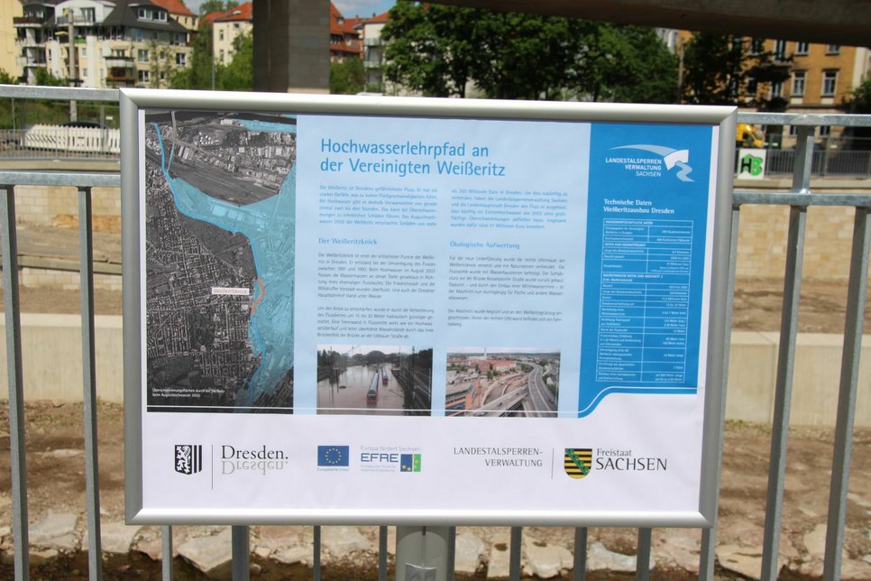 Von diesen Tafeln wird es entlang der Vereinigten Weißeritz mehrere geben, sie informieren über den Fluss und die umfangreichen Baumaßnahmen. Fotos: Pönisch