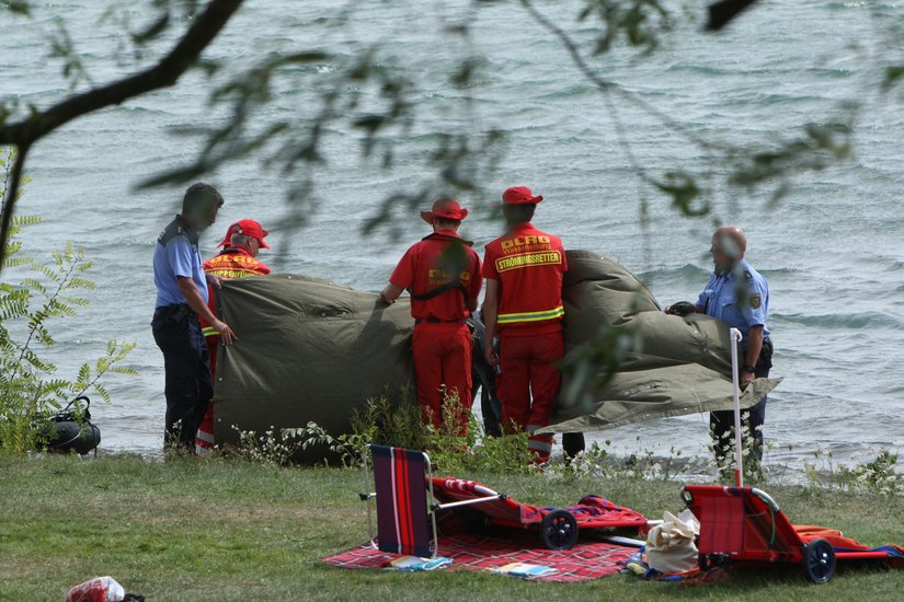 DLRG-Angehörige bergen zusammen mit der Polizei die Leiche aus dem See. Fotos: D. Förster
