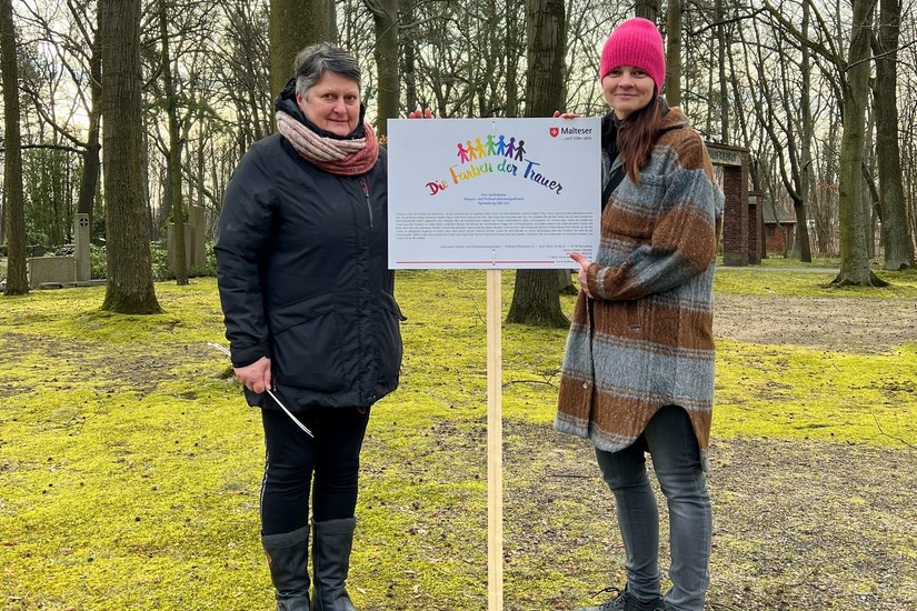 Marina Klar (l.) und Nicole Benics haben die Ausstellung »Farben der Trauer« auf dem Waldfriedhof in Spremberg aufgebaut.