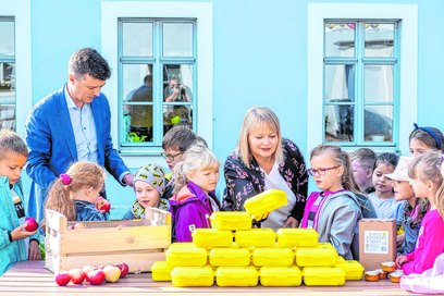 Bereits seit 2002 werden zum Schuljahresbeginn Bio-Brotboxen an Erstklässler - wie hier in der Meißner Johannesschule verteilt.