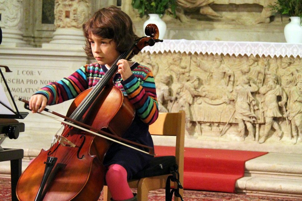 Die neunjährige Nina Viertel aus Rathewalde wird die Musikschule beim Landeswettbewerb vertreten.  Foto:  Schule