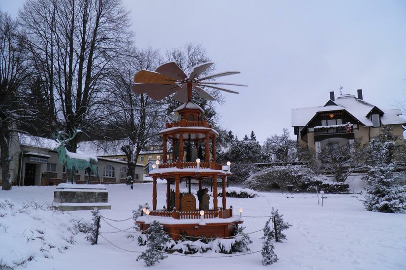 Die Weihnachtspyramide am Kurplatz Hartha. Der Schnee kann nicht garantiert werden.   Foto: Archiv