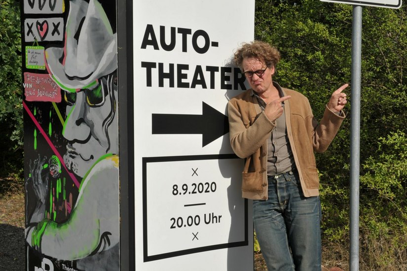 Erik Brünner singt Lieder von Udo Lindenberg. Das besondere Flair des Autotheaters begeistert den Schauspieler der neuen Bühne Senftenberg. Foto: Peter Aswendt
