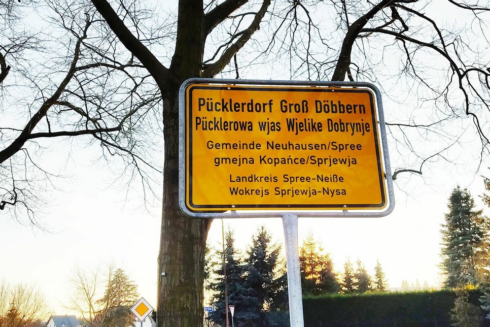 Das rekordverdächtige Ortseingangsschild von Groß Döbbern mit 133 Zeichen. Foto: Steffi Dubrau