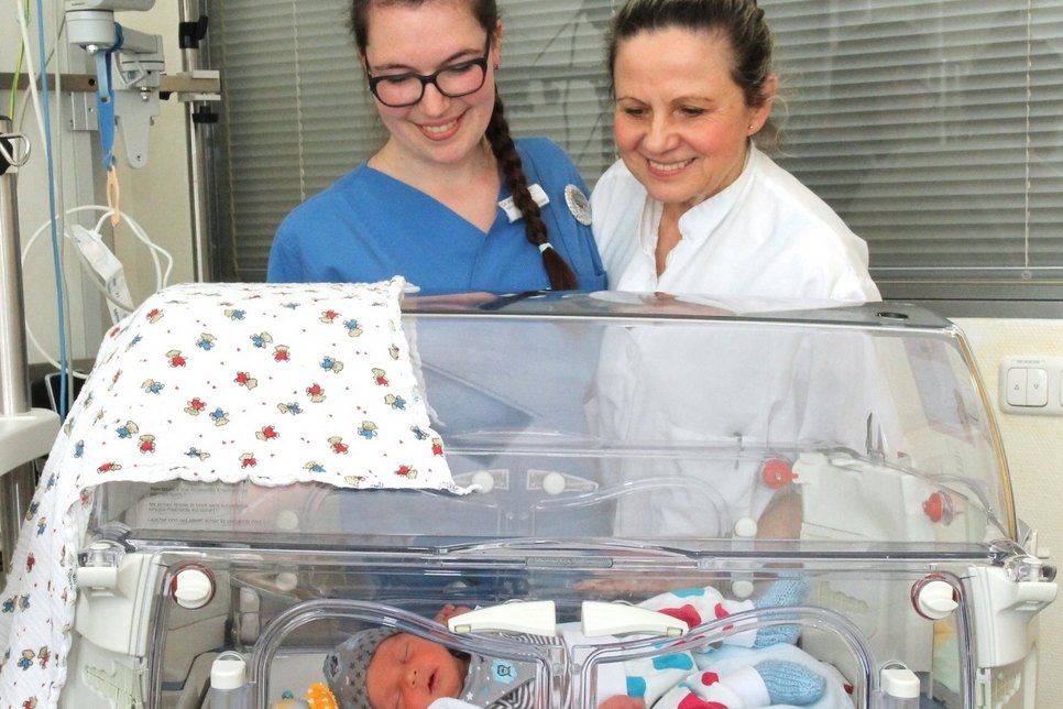 Dr. Stephanie Finke (l.) und Chefärztin Dr. Petra Jesche beim Bestaunen der maßgeschneiderten Kleidung an Baby Gabriel Schramm (2545 Gramm, 49 Centimeter, sieben Wochen zu früh). F.: LSK