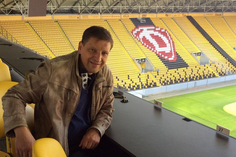 Jens Genschmar, Geschäftsführer des Dresdner Fußballmuseums, hat auf den Pressearbeitsplätzen im Stadion Platz genommen. Foto: Pönisch