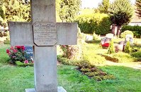 Das Grab von Carl Heinrich Nicolai befindet sich in unmittelbarer Nähe zur Kirche in Lohmen.