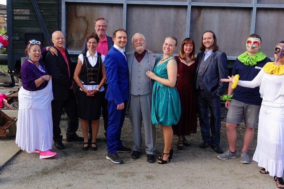 Das Team des 14. Lübbenauer Sommertheaters freut sich auf die kommende Komödie »Drin und draußen«. Foto: © BunteBuehne/Haertig