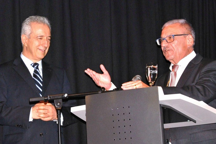 Rednerwechsel: OB Lemm (rechts) übergibt das Wort an Ministerpräsident Tillich. Foto: Rodig