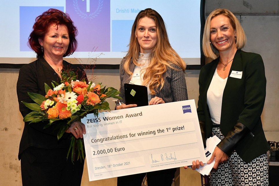 Viola Klein, Award-Siegerin Corina Hampel und Jurymitglied Inkeri Klomsdorf (Zeiss AG, v.l.). Foto:  Zeiss