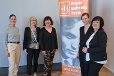 Diana Mitrach, Elke Franke, Regine Branzke, Pfarrerin Jette Förster und Bürgermeisterin Christine Herntier bei der Auszeichnungsveranstaltung in der Gedenkstätte Sachsenhausen.