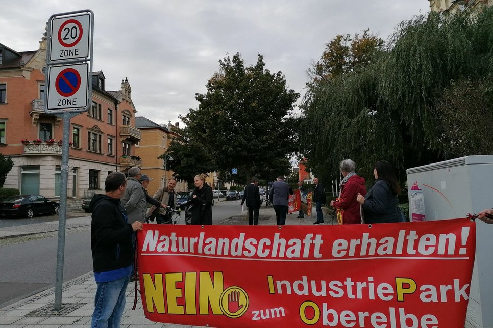 Protest gegen den geplanten IPO am 6. Oktober vor der Goetheschule in Heidenau. SEP-Vorsitzender Christian Flörke und Pirnas OB Klaus-Peter Hanke (Bildmitte) gehen an den Bannern vorbei.          Foto: privat