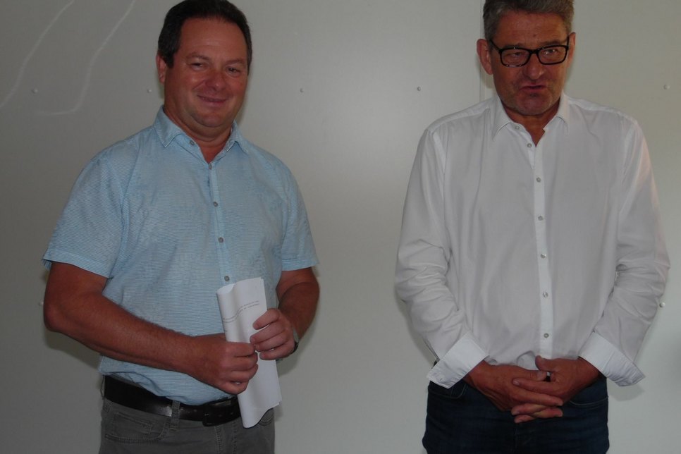 Schulleiter Rainer Eichler und OB Klaus-Peter Hanke (v. li.)  sind zufrieden mit der Interimslösung. Fotos: Wo