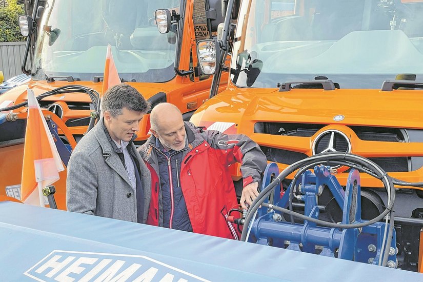 Bürgermeister Markus Renner und Bauhofleiter Steffen Petrich nahmen die neuen Fahrzeuge genauer unter die Lupe.
