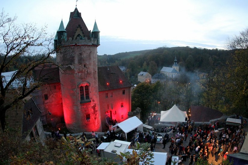 Zur Adventszeit wird die Fassade von Schloss Kuckuckstein rot angestrahlt.