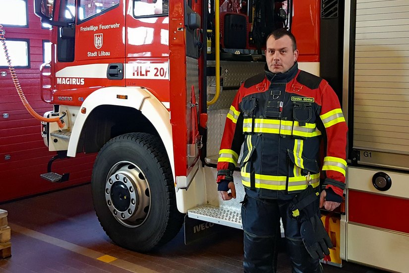 Feuerwehrmann Carsten Günther in der neuen Einsatzkleidung. Foto: Stadtverwaltung Löbau
