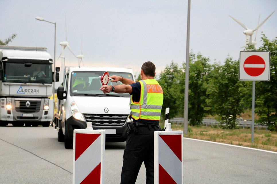 Ein Transporter wird zur Kontrolle gewinkt. Foto: Polizei