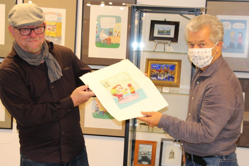 Mario Süßenguth (li.) und Dr. Peter Ufer mit der Sieger-Karikatur Fotos: Pönisch