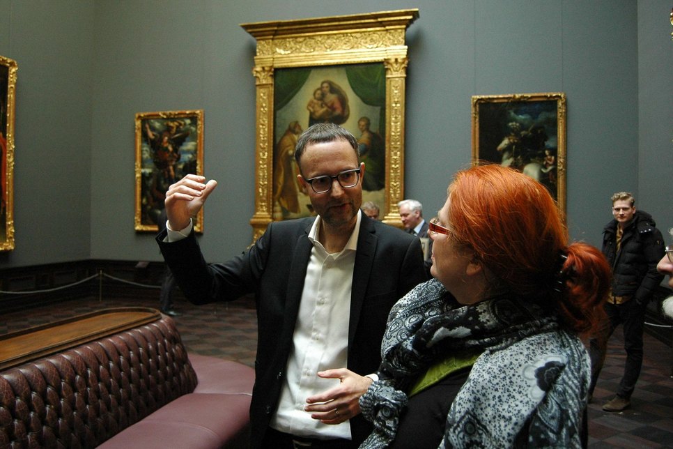 Andreas Henning, Konservator für italienische Malerei, erklärt die vielen Neuerungen in der Gemäldegalerie. Fotos: Pohl