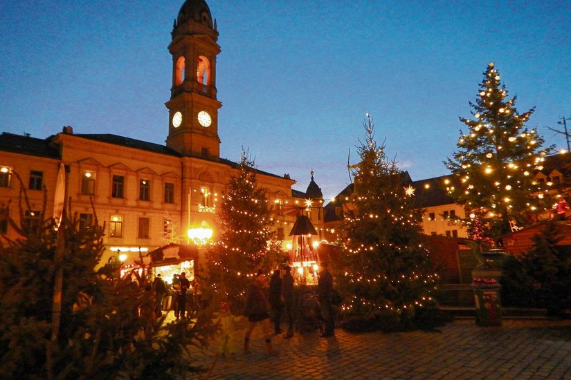 Großenhain ist seit langem für einen besonders stimmungsvollen Weihnachtsmarkt innerhalb der Stadttore bekannt. In diesem Jahr ist wohl der Mittelbaum der heimliche Star. Foto: Farrar
