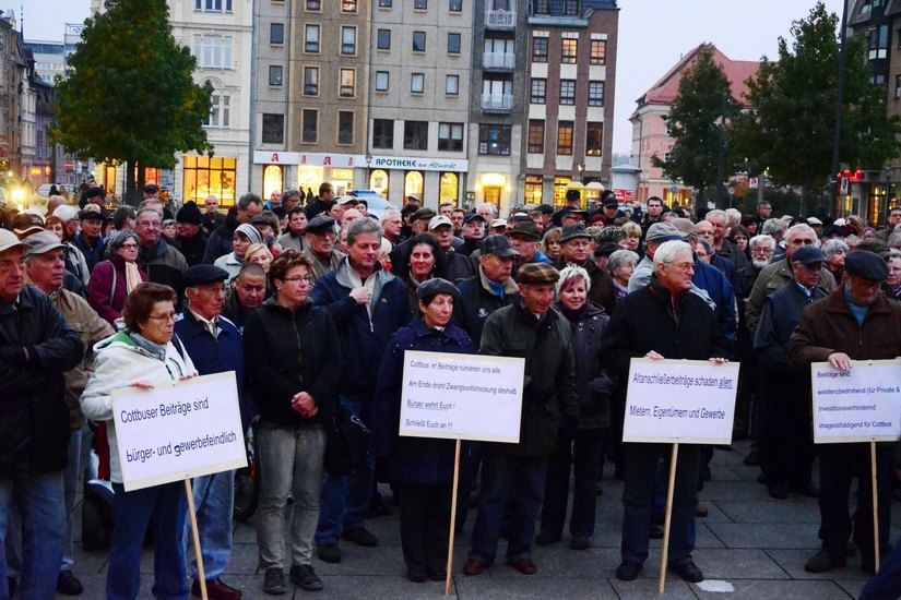 Oktober 2011: Cottbuser Bürger protestieren auf dem Altmarkt gegen die Altanschließerbeiträge. Foto: Helbig