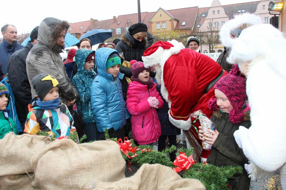 Der Weihnachtsmann kam im vergangenen Jahr mit einem Engel zum Lübbener Adventsmarkt. Foto: Archiv/sts