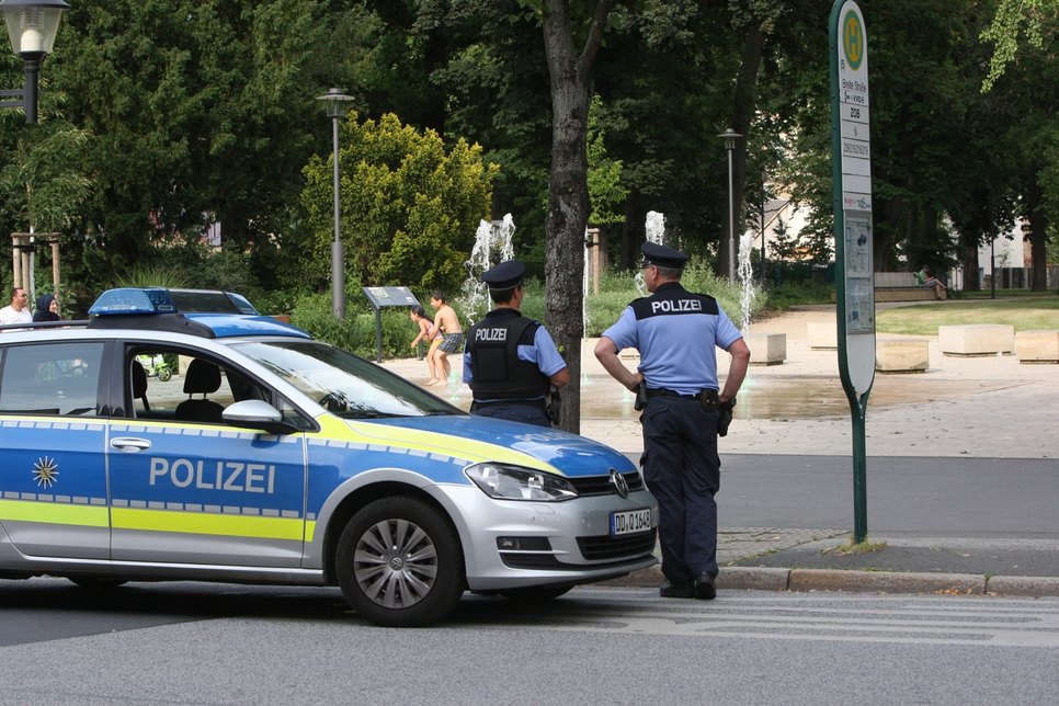 Polizeibeamte am Friedenspark in Pirna. Foto: D. Förster