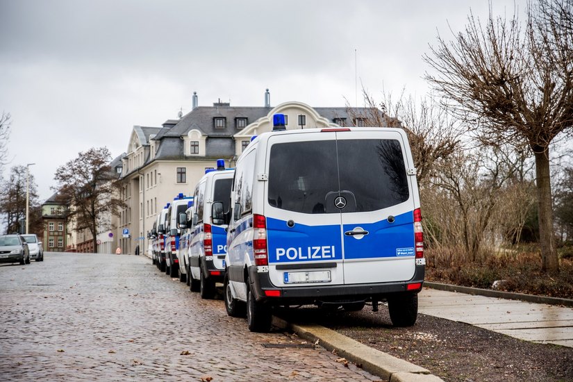 Symbolbild. Ein Großaufgebot der Polizei war gestern aufgrund des Einsatzes in Großröhrsdorf unterwegs. Foto: Stephan Wusowski