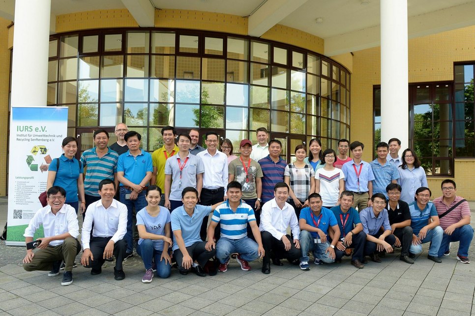 Vietnamesische Berufsschullehrer, Dozenten der BTU und Mitarbeiter der Handwerkskammer Cottbus vor dem Konrad-Zuse-Medienzentrum. Foto: BTU Cottbus-Senftenberg