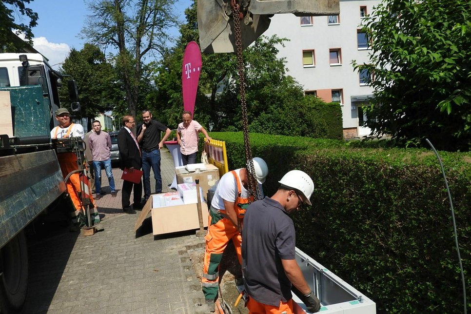 Der erste neue  Verteilerkasten an der Mozartstraße in Heidenau wird gesetzt. Foto: Wo