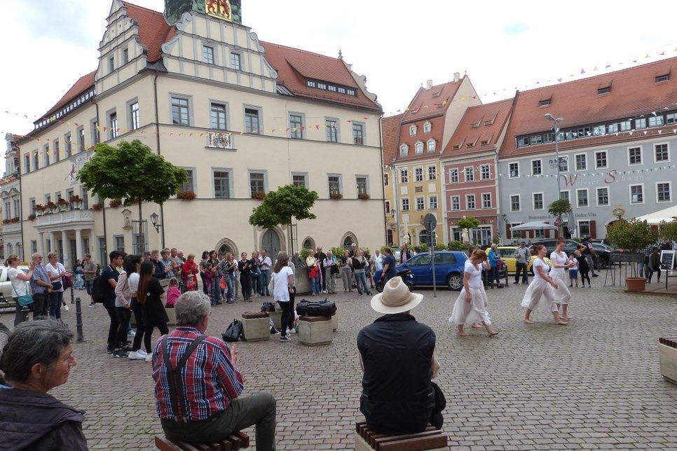 Entspannte Atmosphäre beim Tanz der Mädchen der Dance Academy vor dem Rathaus. Foto:Schubert