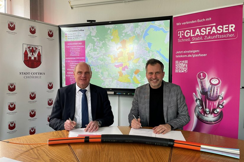 Oberbürgermeister Tobias Schick (r.) und Axel Wenzke, Konzernbevollmächtigter Region Ost der Telekom, unterzeichnen die gemeinsame Erklärung zum weiteren Breitband-Ausbau in Cottbus.