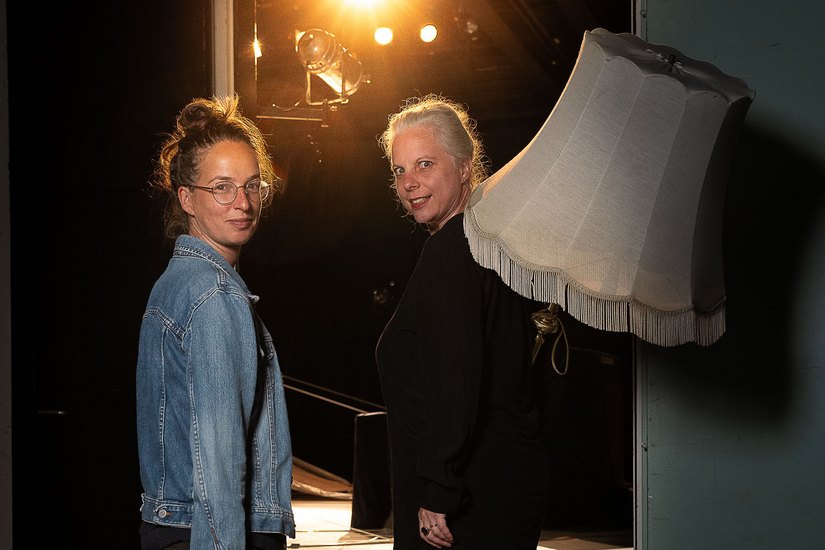 Lampenfieber live wird moderiert von den Geschäftsführenden Dramaturginnen Franziska Benack (l.) und Corinna Jarosch (r.).