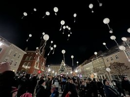 Auf dem Kamenzer Markt flogen im Dezember 2022 zahlreiche Ballons, mit guten Wünschen versehen, in den winterlichen Nachthimmel. Foto: privat