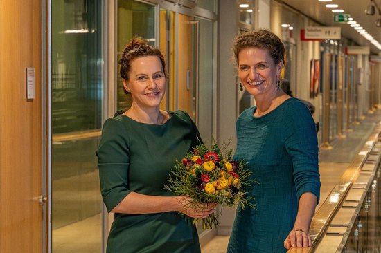 Annett Hofmann (l.) ist die Schirmherrin des Sächsischen Kinderpalliativ Zentrums, den Dorothea Michalk aus dem SemperOpernballverein jetzt mit der Blumen-Charity-Aktion bedenkt.