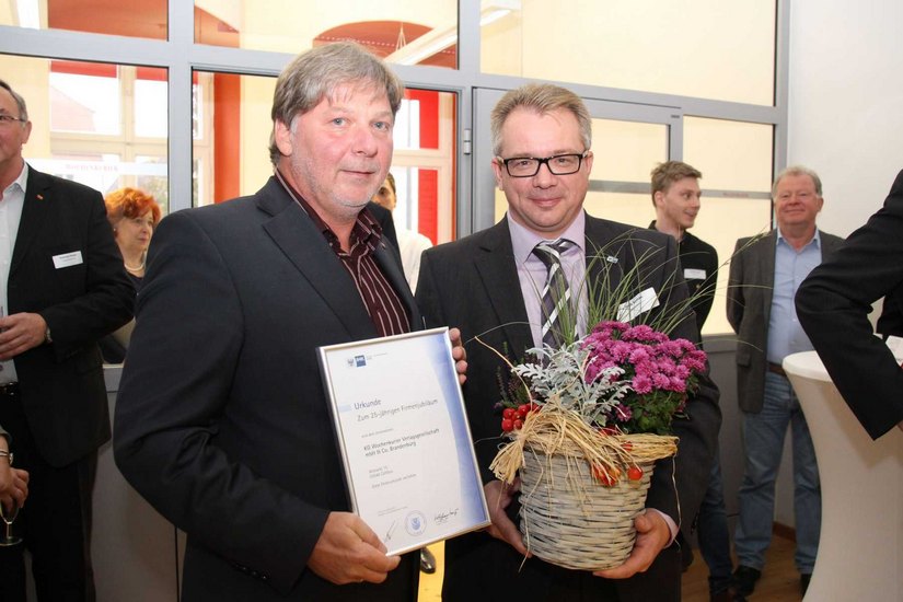 Verlagsleiter Torsten Berge (li.) erhielt von Maik Bethke, dem Leiter der IHK-Geschäftsstelle Cottbus/Spree-Neiße, die Urkunde zum Firmenjubiläum.