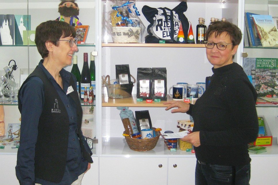 Dank Kaffeesommeliére Constanze Müller (r.) hat Riesa einen eigenen Kaffee. Heike Kandel, Leiterin der Riesa-Information ist begeistert.              Foto: Sossna