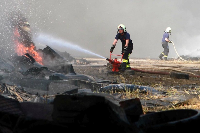 Stundenlang hielt im Sommer 2018 der Brand im Reifenlager in der Senftenberger Calauer Straße die Einsatzkräfte in Atem.