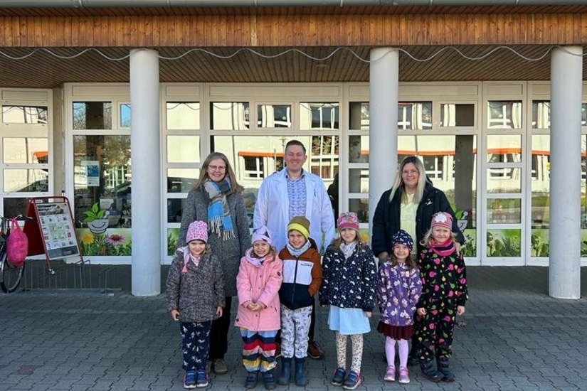 Die Kinder der Kita Spielkiste aus Klettwitz besuchten für die Spendenübergabe Apotheker  Holger Kromnik in der »Neuen Pößnitz-Apotheke in Schipkau«.