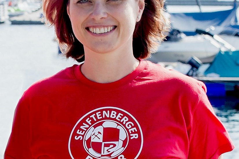 Katja Beuthan (38), Vereinsvorsitzende des Senftenberger FC 08. Foto: Verein / Grafik: Peter Aswendt