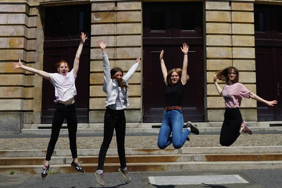 Rätsel gelöst: Schülerinnen der 11. Klasse der Freien Waldorfschule Cottbus nach erfolgreichem Abschluss des Scavanger Hunts. Foto: Fiona Fix