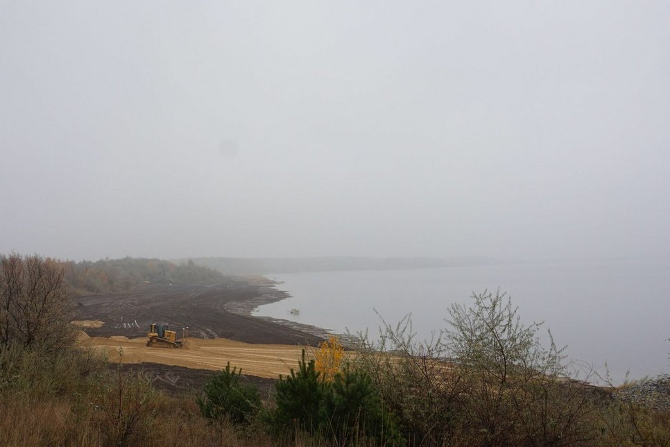 Bei typischem Novemberwetter hat die LMBV jetzt mit dem Sandauftrag am Großräschener Strand begonnen. Foto: Stadt Großräschen/Kati Kiesel