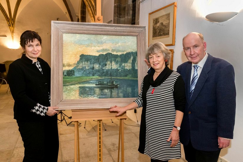 Johannes Kegel (re.) und Dr. Doris Schubert von Canaletto Forum übergaben das Gemälde an Gerburg Sturm  (li.) vom Stadtmuseum.          Foto: M. Förster