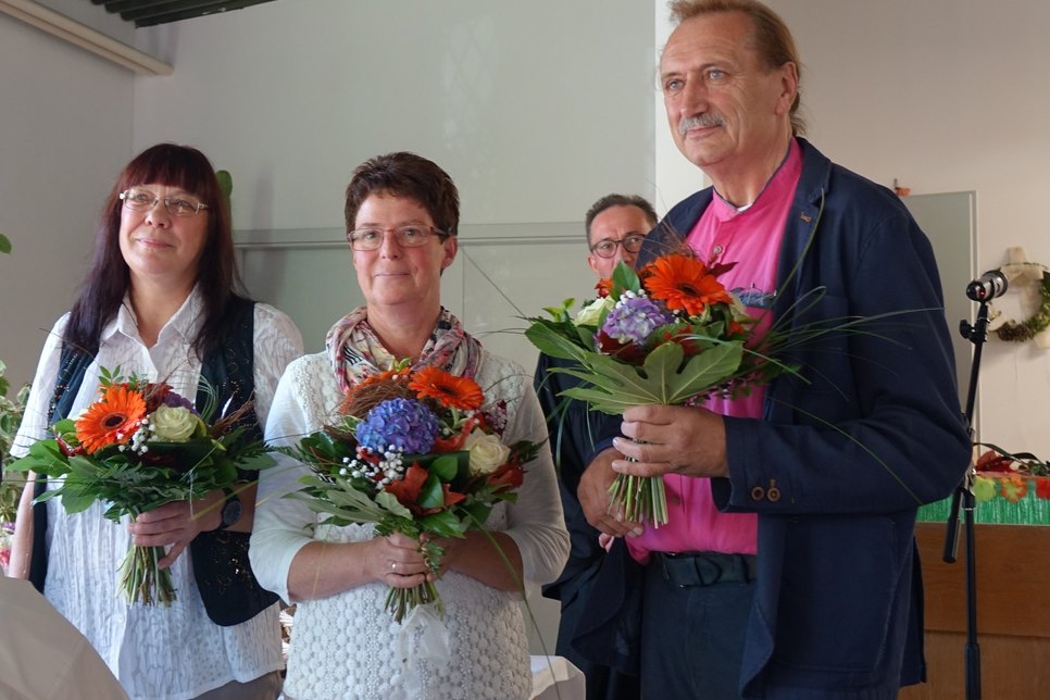 Gerhard Strauß (re.), Marina Pichlak (Mitte) und Kerstin Nelkert (li.) wurden von Pfarrer Markus Herrbruck stellvertretend für alle Mitarbeitenden mit einem Blumenstrauß geehrt. Foto: Franziska Dorn